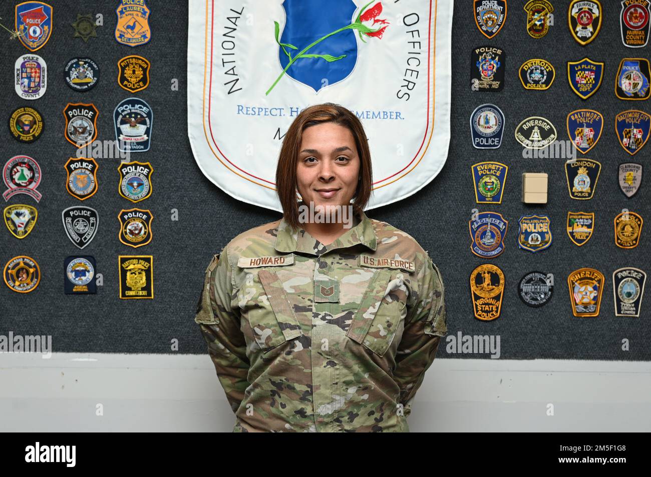 USA Air Force Tech. Sgt. Alexis Howard, 11. Security Forces Squadron Antiterrorism Program Manager, posiert für ein Porträt auf der Joint Base Anacostia-Bolling, Washington, D.C., am 9. März 2022.Ihre SFS-Führung 11. lobte ihre Fähigkeit, ihre Truppen in ihrem persönlichen und beruflichen Leben zu führen, zu ermutigen und ihnen dabei zu helfen, erfolgreich zu sein, Und nominierte sie für den Women's History Month, in dem sie eine starke weibliche Führungsrolle innerhalb ihrer Staffel und im JBAB vertritt. Stockfoto