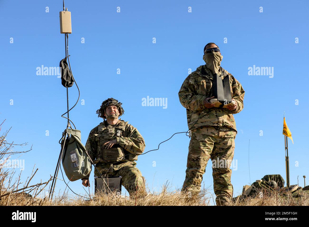 Kevin Brotons, ein Kavallerie-Scout, dem 2. Bataillon, dem 34. Panzerregiment zugeteilt, überwacht als SPC. Mekhi Maisonet, dem 2. Bataillon zugeteilt 34. Panzerregiment, 1. Panzerbrigade-Kampfteam, 1. Infanterie-Division kontrolliert eine Vironment RQ-11 Hradiště West Raven während des Fluges in der Tschechischen Republik, Nordwesten, 09. März 2022. Stockfoto