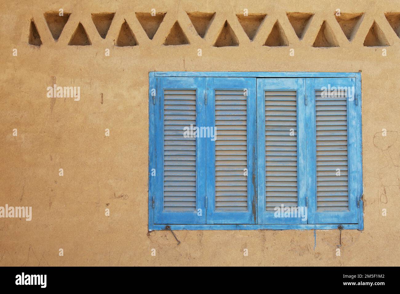 Blaues ägyptisches Fenster mit nubischer Dekoration Stockfoto