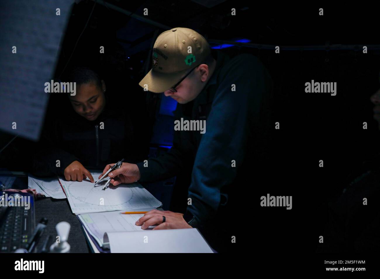 220309-N-HK187-1001 ATLANTISCHER OZEAN (9. März 2022) – Seeleute, die der Arleigh-Burke-Klasse-Guided-Missile Destroyer USS The Sullivans (DDG 68) zugeteilt wurden, nehmen am Manövering Board Training Teil, März 9. Die Sullivans werden in das europäische Operationstheater entsandt und nehmen an einer Reihe von maritimen Aktivitäten zur Unterstützung der USA Teil Sechste Flotte und NATO-Alliierten. Stockfoto