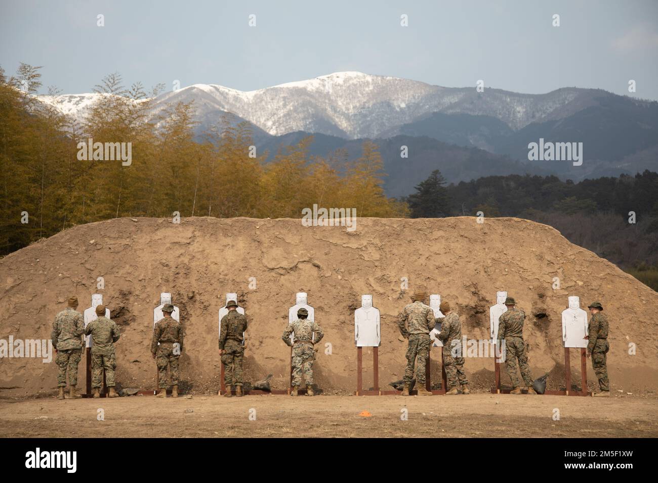 USA Marines mit der Marine Wing Support Squadron (MWSS) 171 und Marine Air Control Squadron (MACS) 4 überprüfen ihre Ziele während der Pistolenqualifizierung im Japan Ground Self-Defense Force Camp Nihonbara, Japan, 9. März 2022. Marines und Matrosen mit MWSS-171 und MACS-4 nahmen an der Übung Tanuki Wrath 2022 Teil, um ihre Fähigkeiten beim Aufbau einer vorwärtsgerichteten Operationsbasis, einer nach vorn gerichteten Bewaffnungs- und Tankstelle zu verbessern, und führten eine Ausbildung zu Feuerwaffen durch. Stockfoto