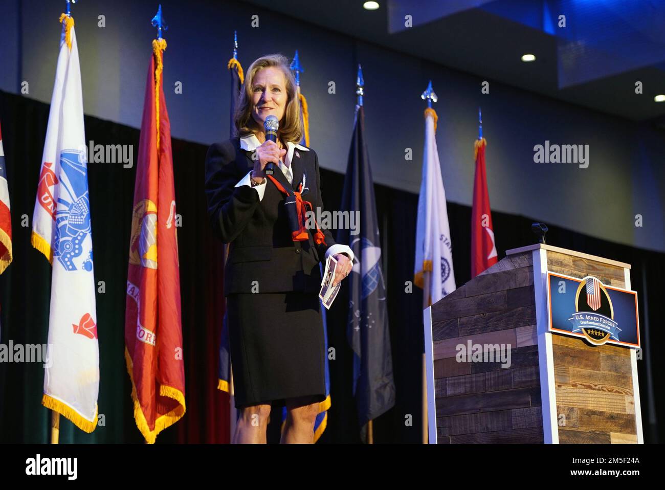 Generalmajor Deborah Ashenhurst, Direktorin des Ohio Department of Veterans Services, spricht vor den Teilnehmern der All-Ohio United States Armed Forces Career Commitment Celebration am 9. März 2022 im Greater Columbus Convention Center in Columbus, Ohio. Die jährliche Veranstaltung würdigt und ehrt Schüler der Oberschule Ohio, die an einer Militärakademie teilnehmen oder sich verpflichtet haben, aktiv in der Reserve oder der Nationalgarde zu arbeiten. Stockfoto