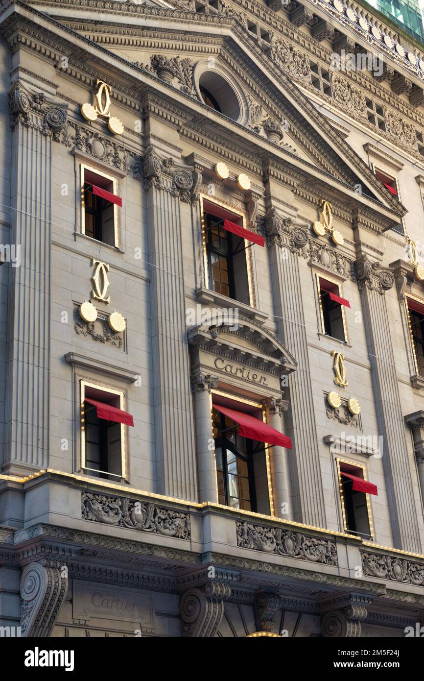 Das Cartier Mansion mit 2022 Weihnachtsdekorationen auf der Fifth Avenue, New York City, USA Stockfoto