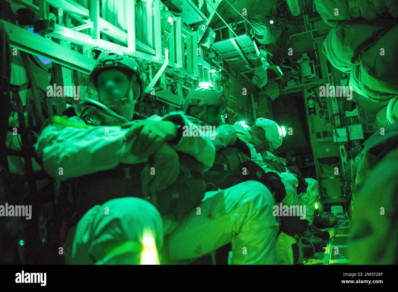 Norwegische Spezialeinsatzkräfte werden an Bord eines MC-130J Commando II transportiert, das dem 352d. Spezialeinsatzflügel zugewiesen ist, bevor am 9. März 2022 ein Nachtsprung über Norwegen stattfindet. An der Übung Cold Response „22 nahmen die dem SOW 352 zugeteilten Flugzeuge und Flugzeuge Teil, indem sie Fracht und Personal für insgesamt 27 Nationen und rund 30.000 Truppen in ganz Norwegen beförderten. Stockfoto