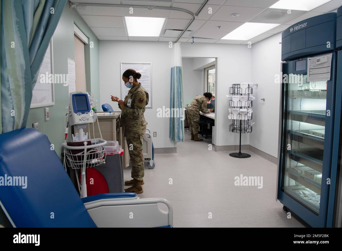 USA Air Force Senior Airman Jasmine Gasice, ein 1. Healthcare Operations Squadron Immunisierungstechniker, bereitet eine Impfung am 9. März 2022 in Hurlburt Field, Florida, vor. Medizinisches Personal ermöglicht widerstandsfähige, medizinisch bereite Air Commandos, Sondereinsätze durchzuführen. Stockfoto