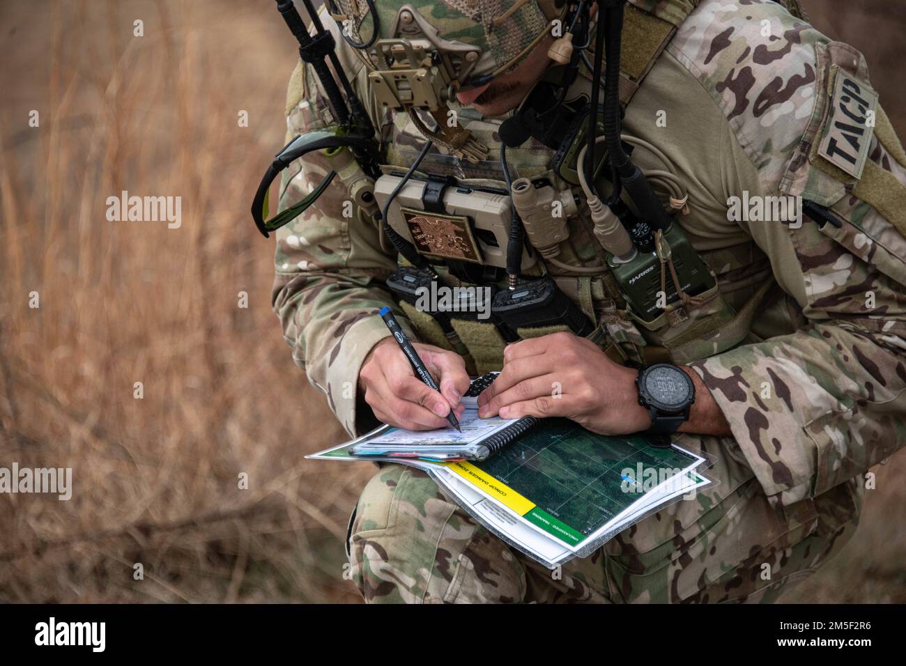 USA Air Force Senior Airman Blake Stanton, ein Spezialist für taktische Flugkontrolle beim 15. Air Support Operations Squadron, erstellt eine 9-Linie während des kompletten Missionstrainings am Razorback Range bei Fort Smith, Arkansas, am 1. Februar 2022. Dies war die erste Veranstaltung der Airmen vor Ort, während sie an einem gemeinsamen Qualifizierungskurs für Angriffslotsen im Terminal teilnahmen, der von der 137. Combat Training Flight, Oklahoma Air National Guard, durchgeführt wurde. Stockfoto