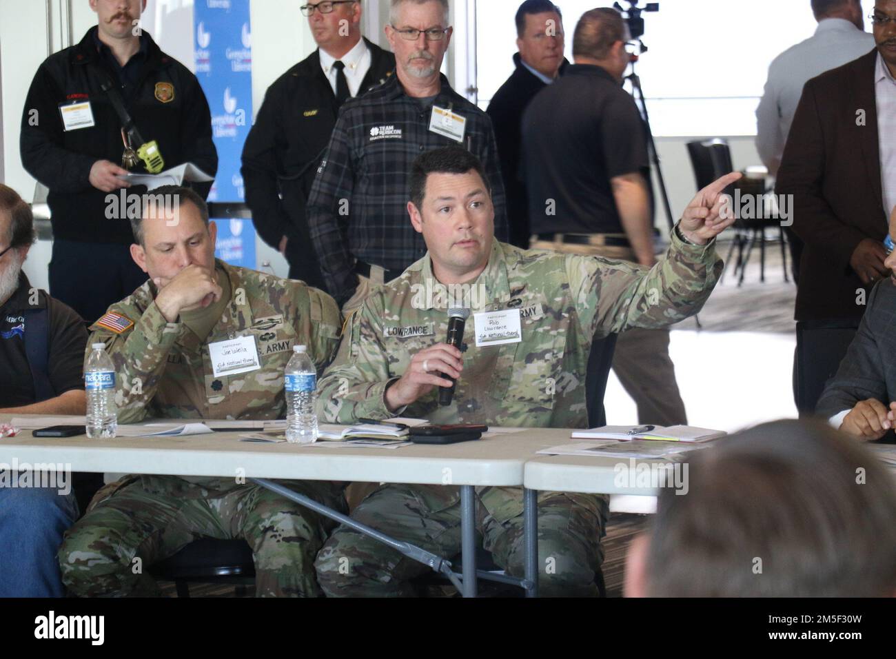 LT. Oberstleutnant Rob Lowrance, Georgia Army National Guard, spricht über die Fähigkeiten des Verteidigungsministeriums von Georgia während der Vista Forge Tischübung am 10. März 2022 in Atlanta. Vista Forge, eine Diskussionsübung, ist Teil einer gemeinsamen Übungsreihe, die sich auf die Rolle der lokalen, bundesstaatlichen und bundesstaatlichen Behörden bei der Reaktion und Wiederherstellung konzentriert. Stockfoto