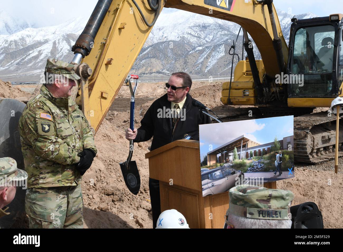 Cris Hogan, Präsident von Hogan und Associates Construction, gibt Brig ein Zeichen der Anerkennung. General Tyler Smith, Adjutant General-Army, Utah National Guard, während einer bahnbrechenden Zeremonie für das Nephi Readiness Center am 10. März 2022 in Nephi, Utah. Das Gebäude wird als Verwaltungs-, Unterrichts-, Schulungs- und Betriebsraum für das Hauptquartier des 1457. Ingenieurbataillons und seine Forward Support Company dienen und soll im Herbst 2023 fertiggestellt werden. Stockfoto