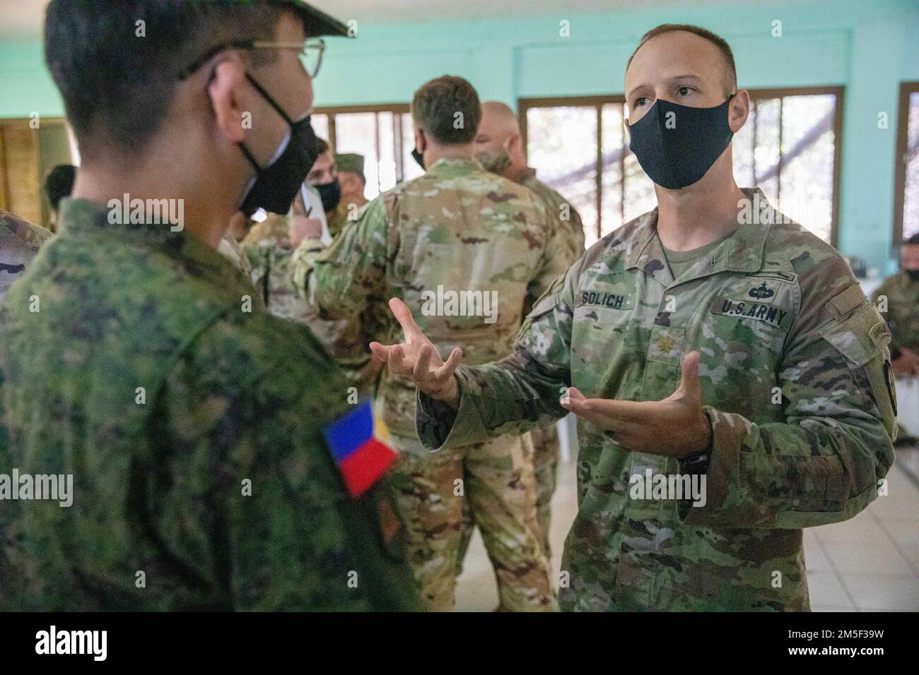 Philippinische Armee-Brigade. General Alvin Flores, der Salaknib-Trainingschef, spricht mit den USA Army Major Dave Solich, 3. Offizier des Militärgeheimdienstes der Infanteriebrigade, während Salaknib 2022 in Fort Magsaysay, Nueva Ecija, Philippinen, 10. März 2022. Salaknib wird jährlich von der philippinischen Armee geführt Von der Army Pacific gesponserte bilaterale Übung, die darauf abzielte, die Kapazitäten und die Interoperabilität der US-amerikanischen und der philippinischen Armee im gesamten Spektrum militärischer Operationen zu verbessern und gleichzeitig die Verbindungen zwischen den beiden langjährigen Partnerländern zu stärken. Stockfoto