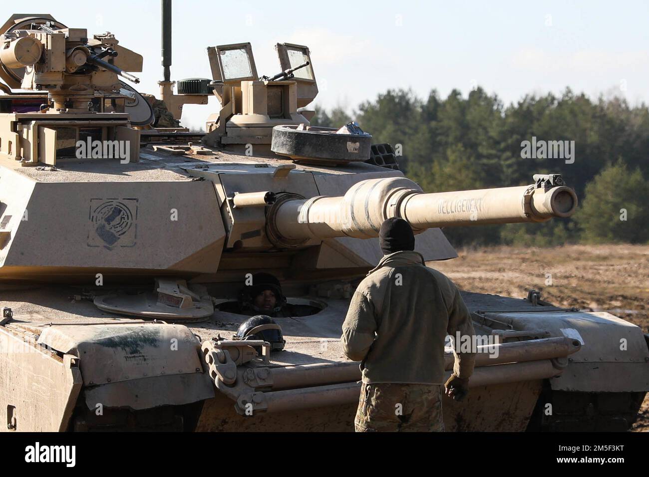 SPC. Zorana Addison, die Fahrerin des Bravo-21-Panzers, der Bravo Company ‚Bulldogs‘, 2. Bataillon 34. Panzerregiment zugeteilt wurde, erwartet Anweisungen in ihrem zugeteilten Fahrzeug in Drawsko Pomorskie, Polen, 10. März 2022. Wir sind hier, um unsere Bereitschaft zu verbessern, unsere Widerstandsfähigkeit zu stärken und, falls nötig, das NATO-Bündnis zu verteidigen und zu sichern. Stockfoto