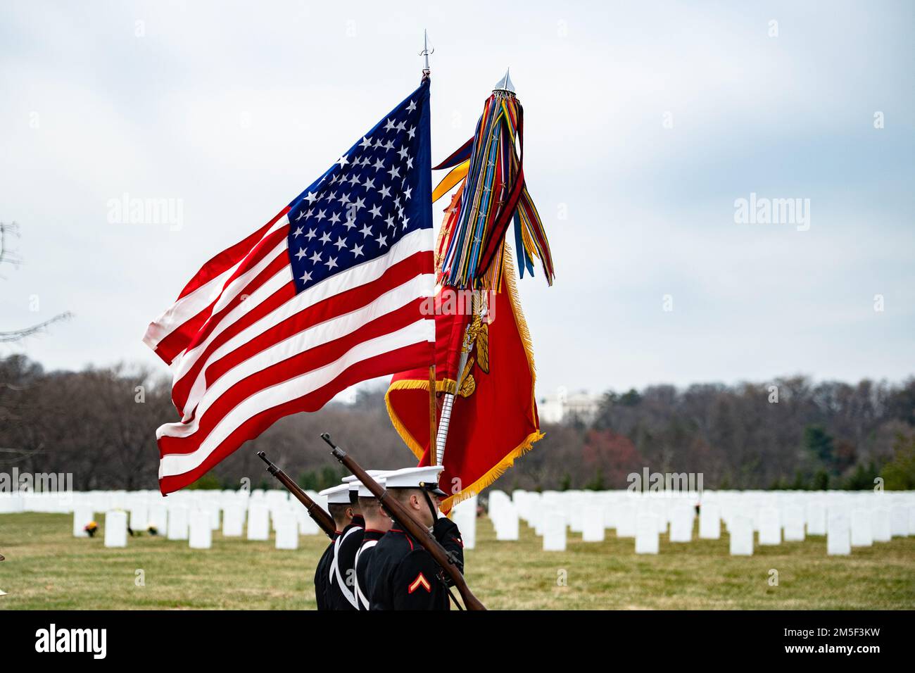 Marines aus den Marine Barracks, Washington D.C. (8. und I) führen militärische Bestattungsgelder mit Begräbnisbegleitung für die USA durch Marinekorps CPL. Thomas Cooper in Sektion 57 des Arlington National Cemetery, Arlington, Virginia, 10. März 2022. Cooper wurde im Zweiten Weltkrieg im Alter von 22 Jahren getötet. Pressemitteilung der Defense POW/MIA Accounting Agency (DPAA): Im November 1943 war Cooper Mitglied von Unternehmen A, 2. Amphibious Tractor Battalion, 2. Marine Division, Fleet Marine Force, die gegen steifen japanischen Widerstand auf der kleinen Insel Betio im Tarawa-Atoll der Gilbert-Inseln landete. Stockfoto