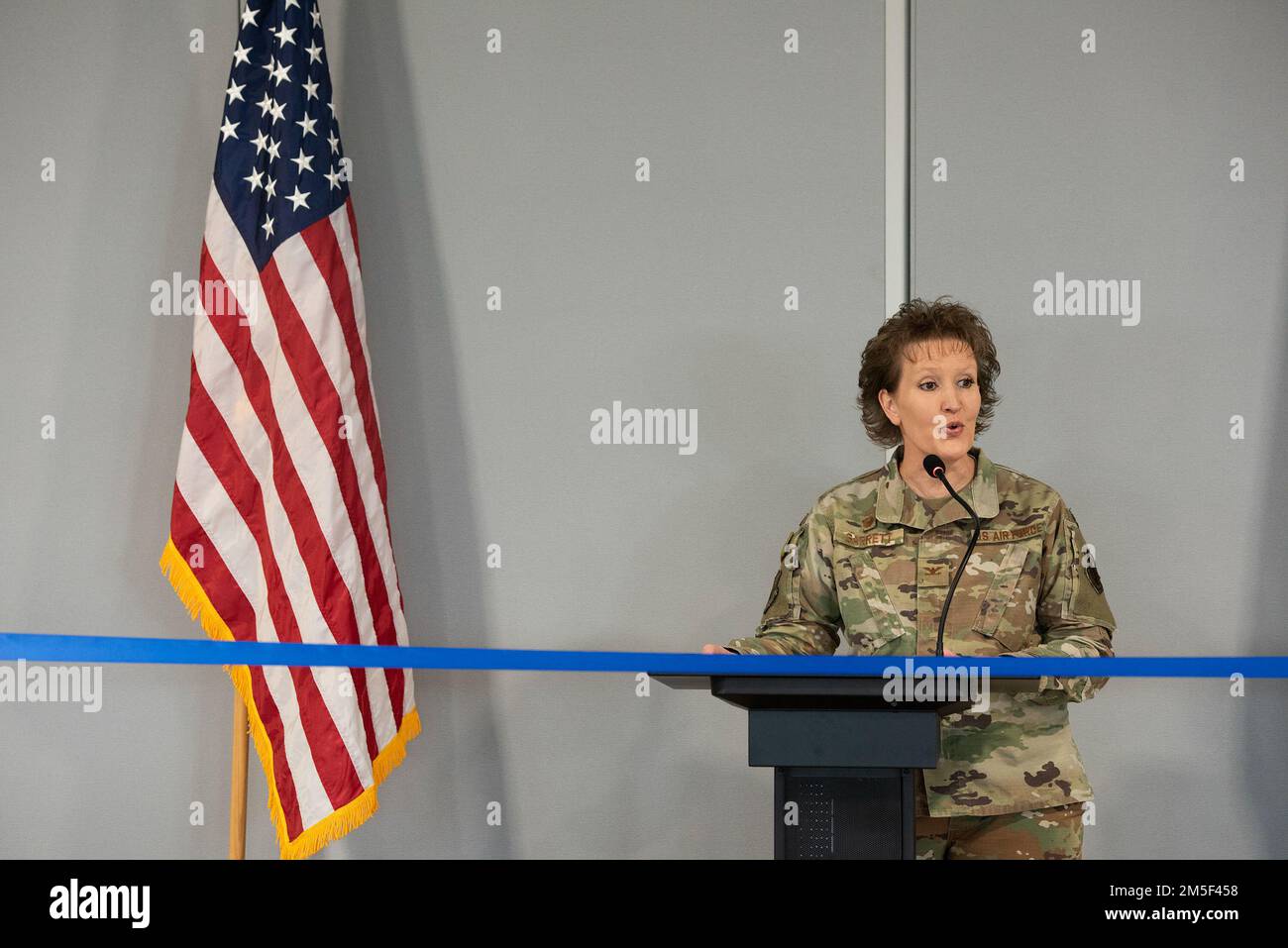 USA Air Force Colonel Susan Garret, Befehlshaber der 193. Regional Support Group in Fort Indiantown Gap, Annville, Pennsylvania, hält die Hauptrednerrede während der Zeremonie zum Bandschnitt für das neue Trainingsgebäude der Luftwaffe von Pennsylvania, 3. März 2022. Das Gebäude im Wert von 7,6 Millionen Dollar beherbergt den RSG-Hauptsitz, 3. Chemical Biological Radiological Nuclear Task Force, spezialisierte Schulungsräume und verschiedene andere medizinische Anforderungen für mehr als 600 Flugzeuge der Gruppe. Stockfoto