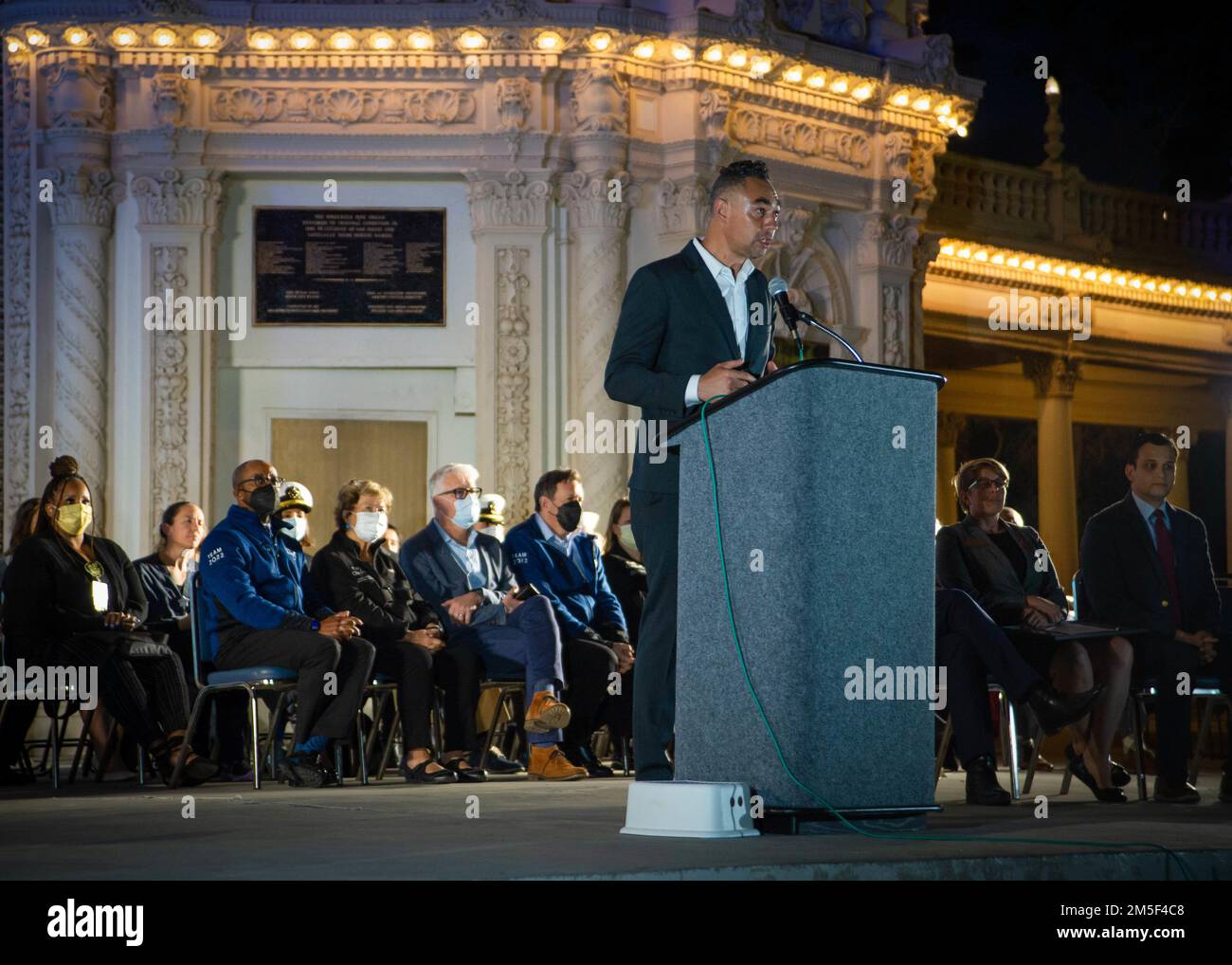 220310-N-XZ205-2005 SAN DIEGO (10. März 2022) Sean Elo-Rivera, Präsident des stadtrats von San Diego (Distrikt 9), spricht auf einer Veranstaltung zum Healthcare Heroes Honor im Balboa Park am 10. März. Die Veranstaltung „Healthcare Heroes Honor“ wurde zu Ehren von Krankenhäusern und Kliniken in San Diego für ihre Bemühungen zur Bekämpfung von COVID-19 veranstaltet. Die Mission des NMRTC San Diego besteht darin, die Mitglieder des Dienstes auf den Einsatz zur Unterstützung operativer Kräfte vorzubereiten, qualitativ hochwertige Gesundheitsdienstleistungen zu erbringen und die Zukunft der Militärmedizin durch Bildung, Ausbildung und Forschung zu gestalten. NMRTC San Diego beschäftigt mehr als 6.000 aktive Militärangehörige, zivile Stockfoto
