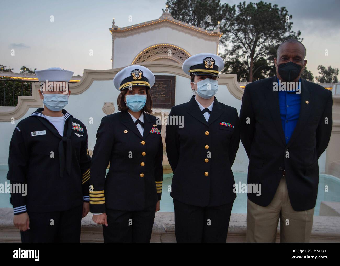 220310-N-XZ205-2002 SAN DIEGO (10. März 2022) Kapitän Kim Davis, Navy Medicine Readiness and Training Command (NMRTC) San Diegos kommandierender Offizier (Mitte links) und Mitarbeiter des NMRTC San Diego posieren für ein Foto auf einer Veranstaltung des Healthcare Heroes Honor im Balboa Park am 10. März. Die Veranstaltung „Healthcare Heroes Honor“ wurde zu Ehren von Krankenhäusern und Kliniken in San Diego für ihre Bemühungen zur Bekämpfung von COVID-19 veranstaltet. Die Mission des NMRTC San Diego besteht darin, die Mitglieder des Dienstes auf den Einsatz zur Unterstützung operativer Kräfte vorzubereiten, hochwertige Gesundheitsdienstleistungen zu erbringen und die Zukunft der Militärmedizin durch e zu gestalten Stockfoto