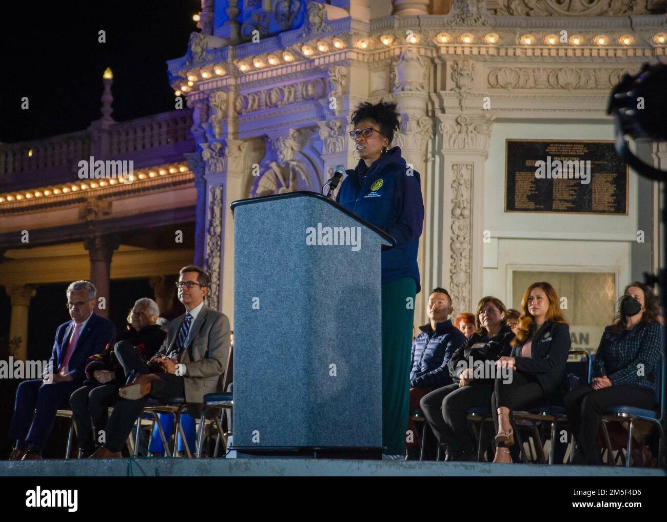 220310-N-XZ205-2110 SAN DIEGO (10. März 2022) Monica Montgomery Steppe, Präsidentin des stadtrats von San Diego pro tempore (Distrikt 4), spricht auf einer Veranstaltung des Healthcare Heroes Honor im Balboa Park am 10. März. Die Veranstaltung „Healthcare Heroes Honor“ wurde zu Ehren von Krankenhäusern und Kliniken in San Diego für ihre Bemühungen zur Bekämpfung von COVID-19 veranstaltet. Die Mission des NMRTC San Diego besteht darin, die Mitglieder des Dienstes auf den Einsatz zur Unterstützung operativer Kräfte vorzubereiten, qualitativ hochwertige Gesundheitsdienstleistungen zu erbringen und die Zukunft der Militärmedizin durch Bildung, Ausbildung und Forschung zu gestalten. NMRTC San Diego beschäftigt mehr als 6.000 aktive Diensteinheiten Stockfoto