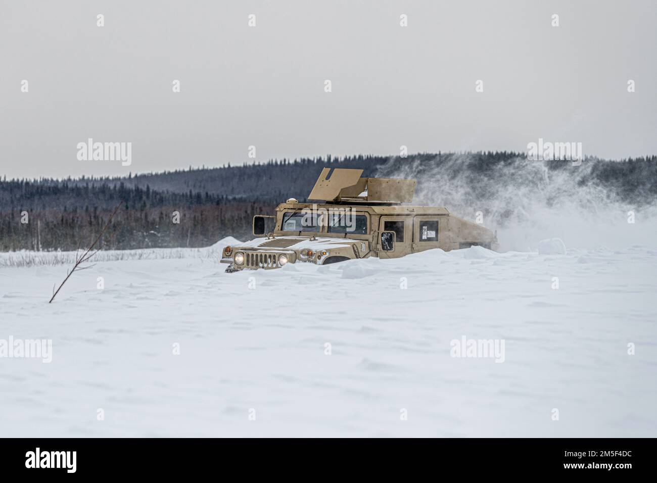 Ein Humvee, dem 265. Air Defense Artillery Regiment, Florida Army National Guard zugeteilt, hinterlässt während der Übung ARCTIC EDGE 2022 eine Spur von Pulverschnee auf dem Eielson Air Force Base, Alaska, 10. März 2022. Arctic Edge ist eine alle zwei Jahre stattfindende Homeland Defense Übung, die entwickelt wurde, um ein qualitativ hochwertiges und effektives gemeinsames Training bei kaltem Wetter zu bieten. Stockfoto