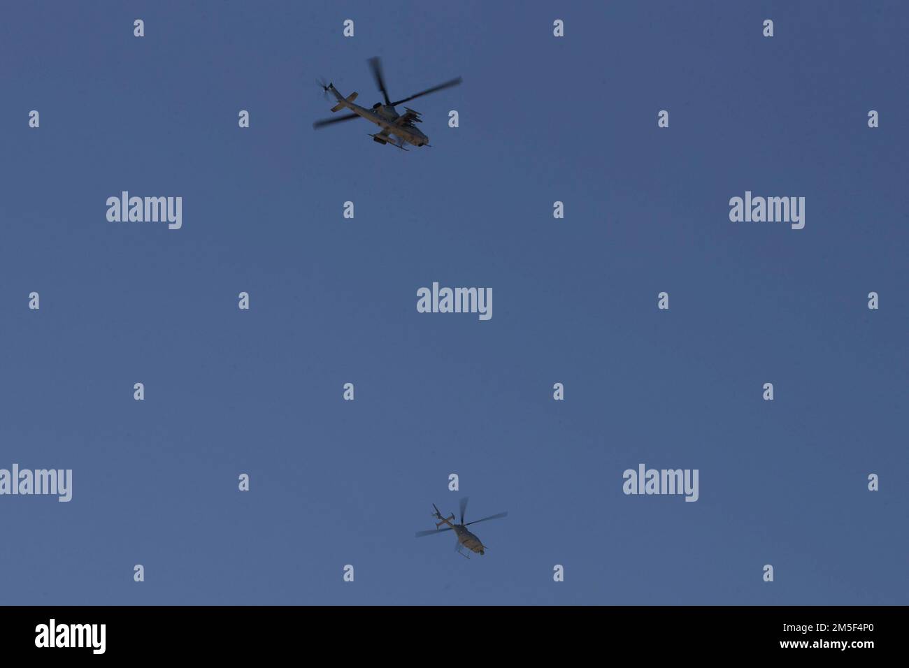 Eine AH-1Z Viper (TOP) mit Marine Operational and Test Evaluation Squadron 1 (VMX-1) fliegt mit einem MQ-8C Fire Scout Unbemannten Helicopter Sea Combat Squadron 23 (HSC-23) während des Strike Coordination and Reconnaissance Trainings für ihre Arbeit vor dem Einsatz in der Nähe von El Centro, Kalifornien, 10. März 2022. Diese Schulung bot Gelegenheit, sich mit den Systemen unbemannter Flugzeuge und den gleichzeitig eingesetzten bemannten Flugzeugen vertraut zu machen.¬¬ Stockfoto