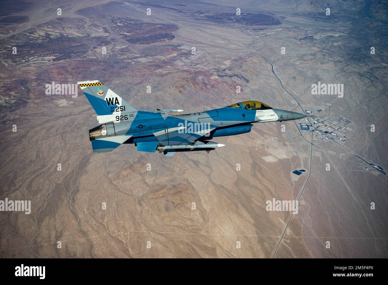 Ein F-16C-Kampffalke, geflogen von Major Douglas Mayo, Pilot der Aggressor-Staffel 64., kehrt zur Nellis Air Force Base zurück, nachdem er am 20. März 2022 an einer Red Flag-Nellis 22-2-Mission über den Test- und Trainingsplatz in Nevada teilgenommen hat. Red Flag trainiert Piloten und Flugbesatzungen zusammen, um eine tödlichere, widerstandsfähigere und anpassungsfähigere Koalitionstruppe aufzubauen. Stockfoto