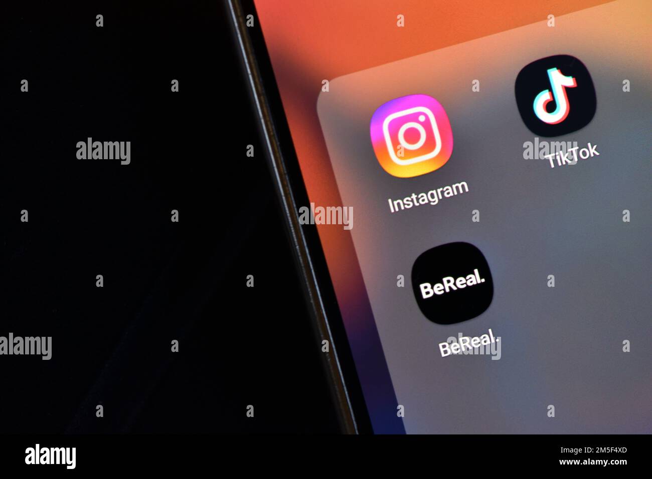Symbole der Social Media App – TikTok, Instagram und BeReal Stockfoto