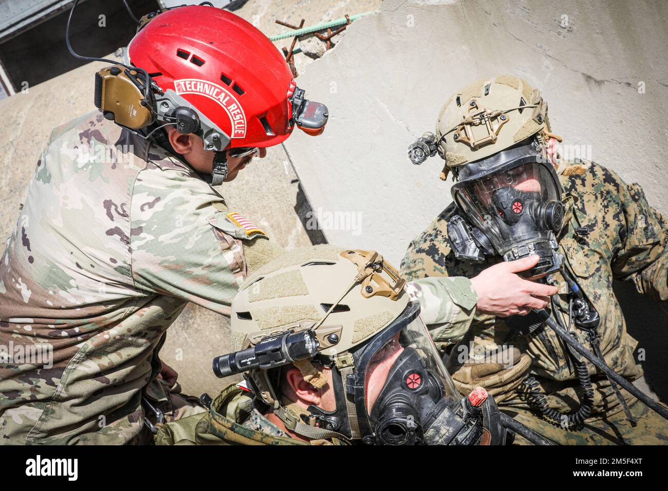 Fort Belvoir - US-Marineinfanteristen und Matrosen der Chemical Biological Incident Response Force (CBIRF) sowie Soldaten der US-Armee der 911. Technical Rescue Engineer Company nehmen am 10. März 2022 an gemeinsamen technischen Rettungsschulungen an Bord von Fort Belvoir, VA, Teil. CBIRF trainiert das ganze Jahr über mit verschiedenen Einheiten und Standorten, um sowohl für das Gerät selbst als auch für alle anderen Teilnehmer der CBRNE-Mission eine maximale Effektivität zu gewährleisten. (Offizielles US Marine Corps Foto von Gunnery Sgt. Kristian S. Karsten/veröffentlicht) Stockfoto