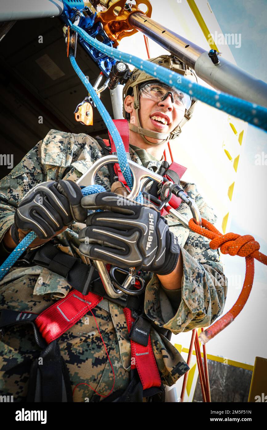 Fort Belvoir - US-Marineinfanteristen und Matrosen der Chemical Biological Incident Response Force (CBIRF) sowie Soldaten der US-Armee der 911. Technical Rescue Engineer Company nehmen am 10. März 2022 an gemeinsamen technischen Rettungsschulungen an Bord von Fort Belvoir, VA, Teil. CBIRF trainiert das ganze Jahr über mit verschiedenen Einheiten und Standorten, um sowohl für das Gerät selbst als auch für alle anderen Teilnehmer der CBRNE-Mission eine maximale Effektivität zu gewährleisten. (Offizielles US Marine Corps Foto von Gunnery Sgt. Kristian S. Karsten/veröffentlicht) Stockfoto