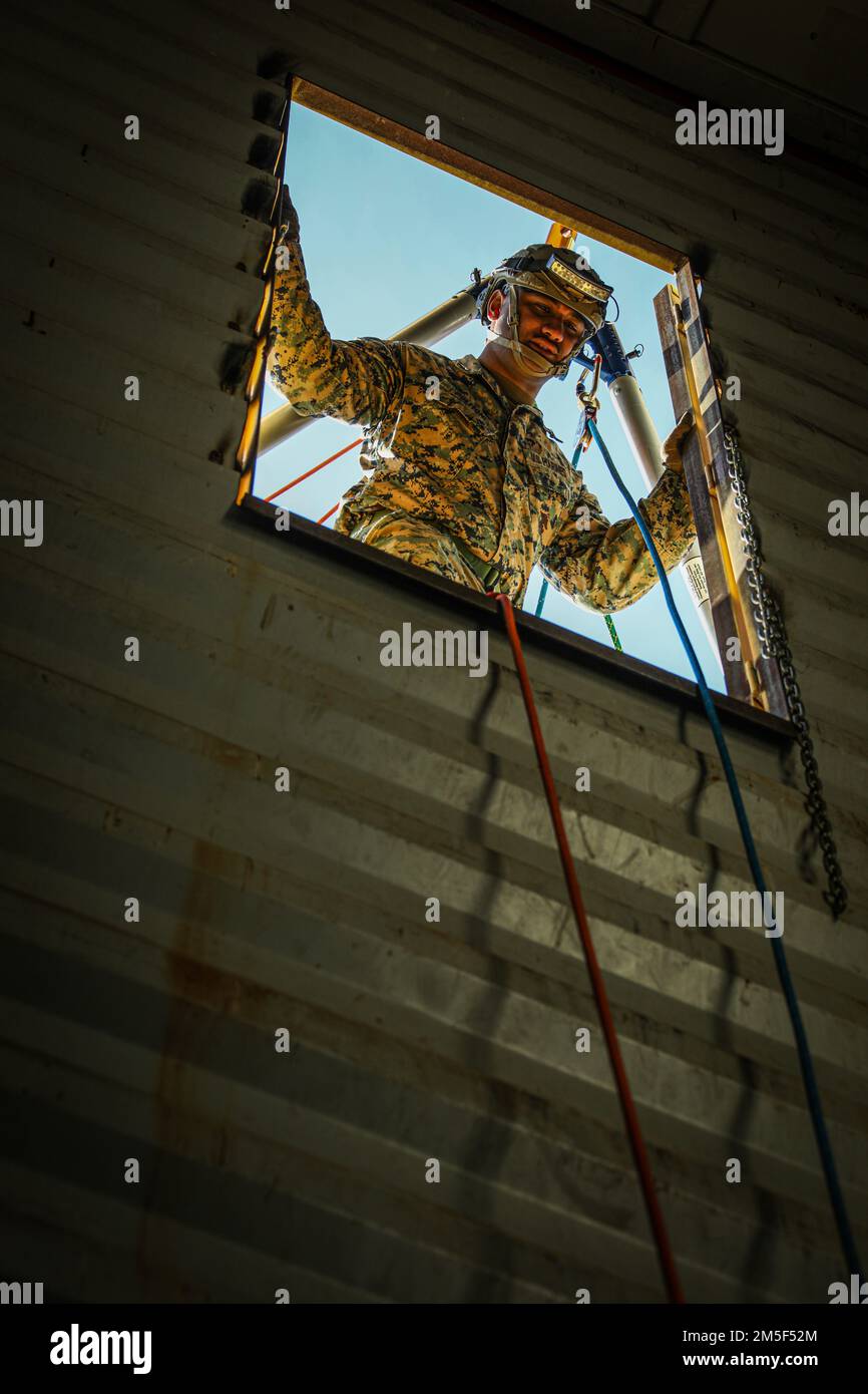 Fort Belvoir - US-Marineinfanteristen und Matrosen der Chemical Biological Incident Response Force (CBIRF) sowie Soldaten der US-Armee der 911. Technical Rescue Engineer Company nehmen am 10. März 2022 an gemeinsamen technischen Rettungsschulungen an Bord von Fort Belvoir, VA, Teil. CBIRF trainiert das ganze Jahr über mit verschiedenen Einheiten und Standorten, um sowohl für das Gerät selbst als auch für alle anderen Teilnehmer der CBRNE-Mission eine maximale Effektivität zu gewährleisten. (Offizielles US Marine Corps Foto von Gunnery Sgt. Kristian S. Karsten/veröffentlicht) Stockfoto