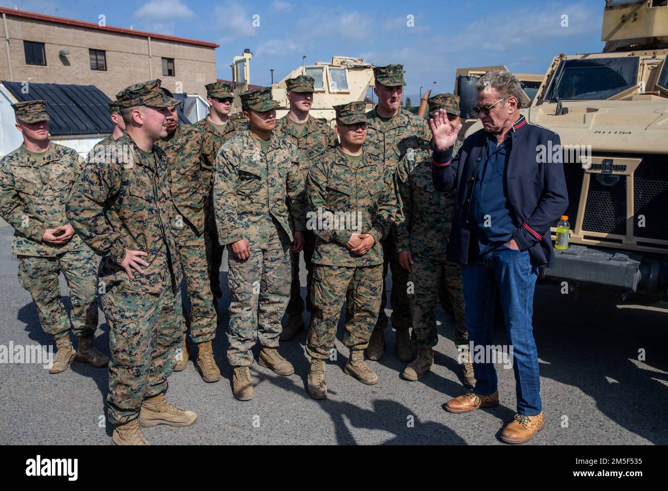 martin-kove-spricht-mit-marines-im-62-area-motor-transportation-pool-im