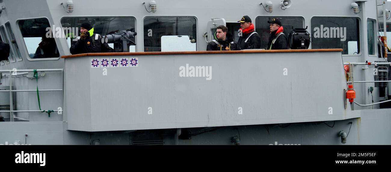 Die Royal Canadian Navy-Matrosen steuern das Küstenschutzschiff der Kingston-Klasse her Majesty's Canadian Ship Brandon Pier Side in den USA Coast Guard Station Juneau, Alaska, 10. März 2022, während der Übung ARCTIC EDGE 2022 (AE22). AE22 ist eine Abwehrübung für die USA Das Kommando Nord und die kanadischen Streitkräfte demonstrieren und unsere Fähigkeit zur schnellen Dislozierung und Operation in der Arktis ausüben. Stockfoto