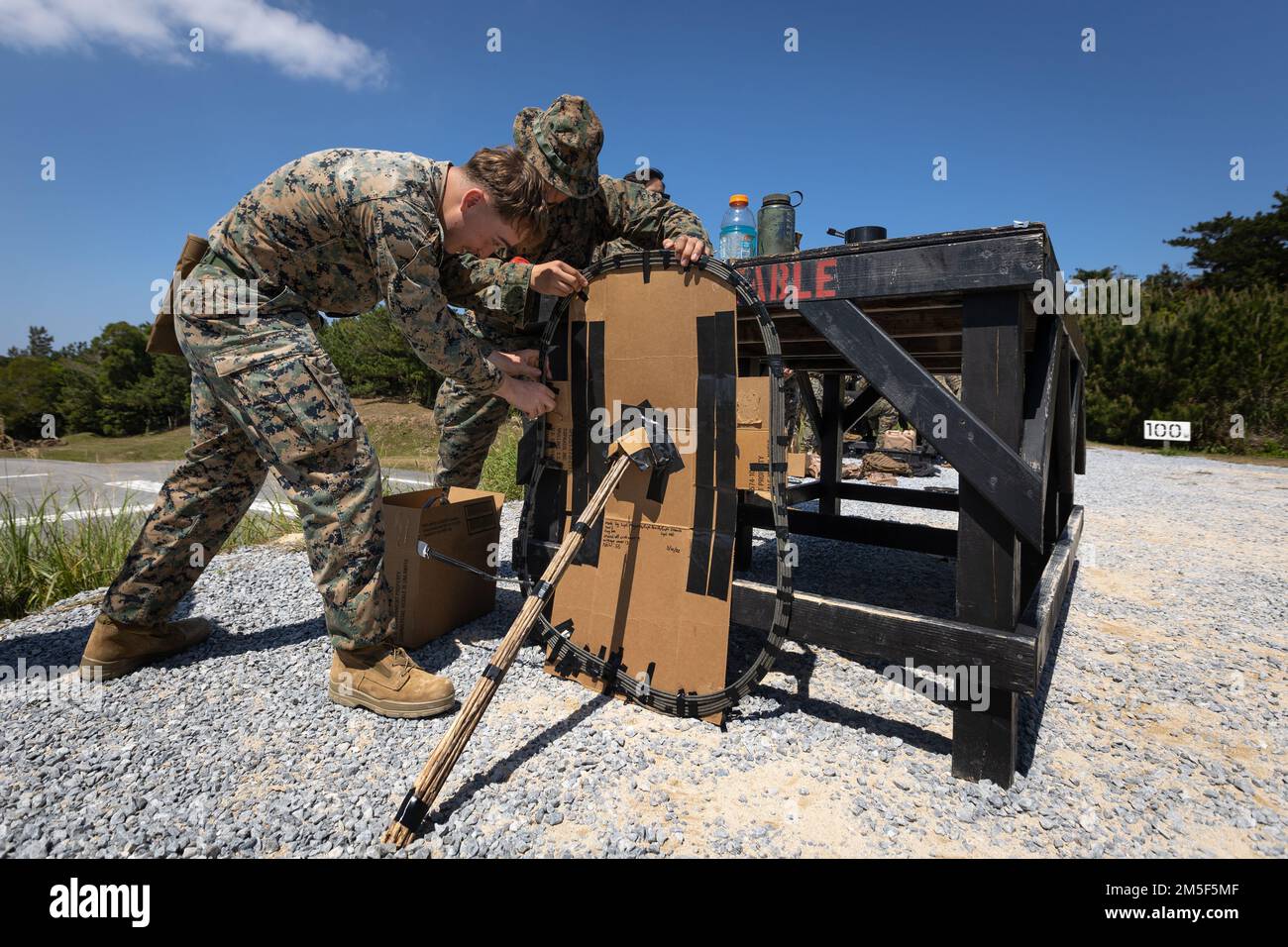 USA Marines mit 1. Bataillon, 3D. Marines, 3D. Marine Division bauen eine Requisite für die Ausbildung zum Sturzflug während eines Abrissgeländes in Camp Hansen, Okinawa, Japan, 10. März 2022. Während dieser Schulung verfeinerten Marines ihre Fähigkeiten bei Verstößen und stellten sicher, dass sie bereit und in der Lage sind, eine Vielzahl von Missionen überall auf der Welt auszuführen. 1/3 wird im Indo-Pacific unter 4. Marines als Teil des Unit Deployment Program vorwärtsversetzt. Stockfoto