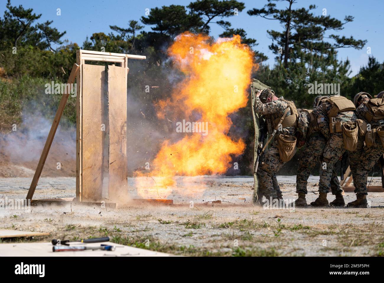 USA Marines mit 1. Bataillon, 3D Marines, 3D. Marine Division, führen während eines Abbruchbereiches in Camp Hansen, Okinawa, Japan, am 10. März 2022 ein städtisches Sprengstofftraining durch. Während dieser Schulung verfeinerten Marines ihre Fähigkeiten bei Verstößen und stellten sicher, dass sie bereit und in der Lage sind, eine Vielzahl von Missionen überall auf der Welt auszuführen. 1/3 wird im Indo-Pacific unter 4. Marines als Teil des Unit Deployment Program vorwärtsversetzt. Stockfoto