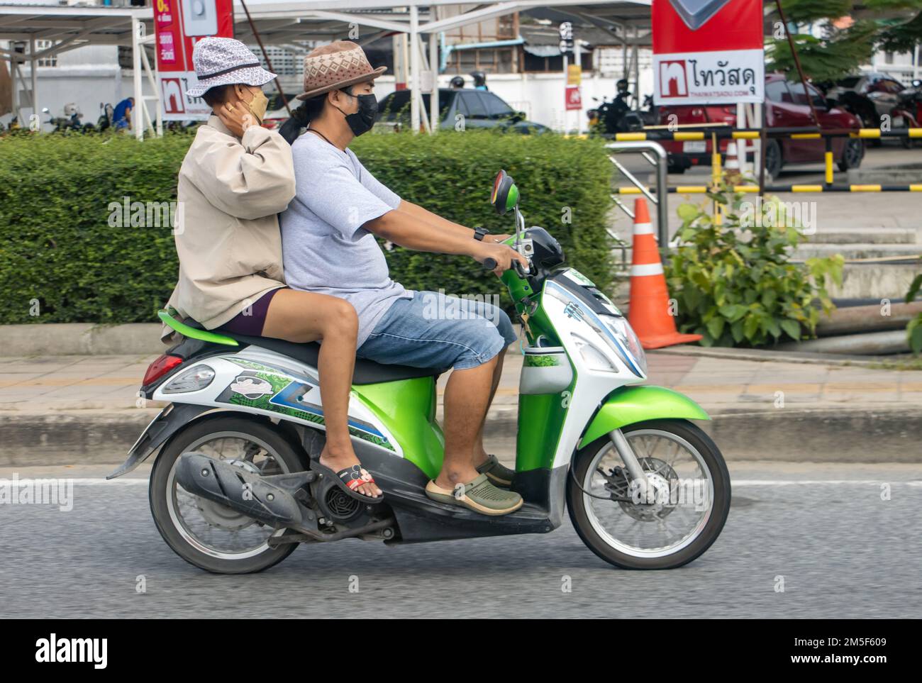 BANGKOK, THAILAND, 06 2022. DEZEMBER, das Paar fährt auf der Straße mit dem Motorrad. Stockfoto