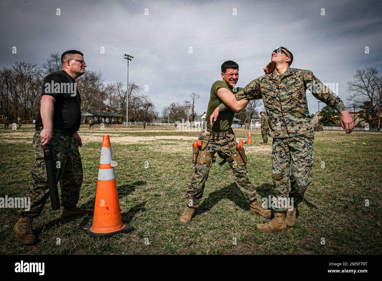 Indian Head - USA Marines der Chemical Biological Incident Response Force (CBIRF) führen Schulungen durch, während sie am 10. März 2022 in der Naval Support Facility Indian Head, Maryland, mit Oleoresin Capsaicin besprüht werden. Der O.C. Kurs lehrt CBIRF Marines, die Mission richtig zu beenden, während Bieng sich ihrer Umgebung in unkontrollierten Feldumgebungen bewusst ist. Stockfoto