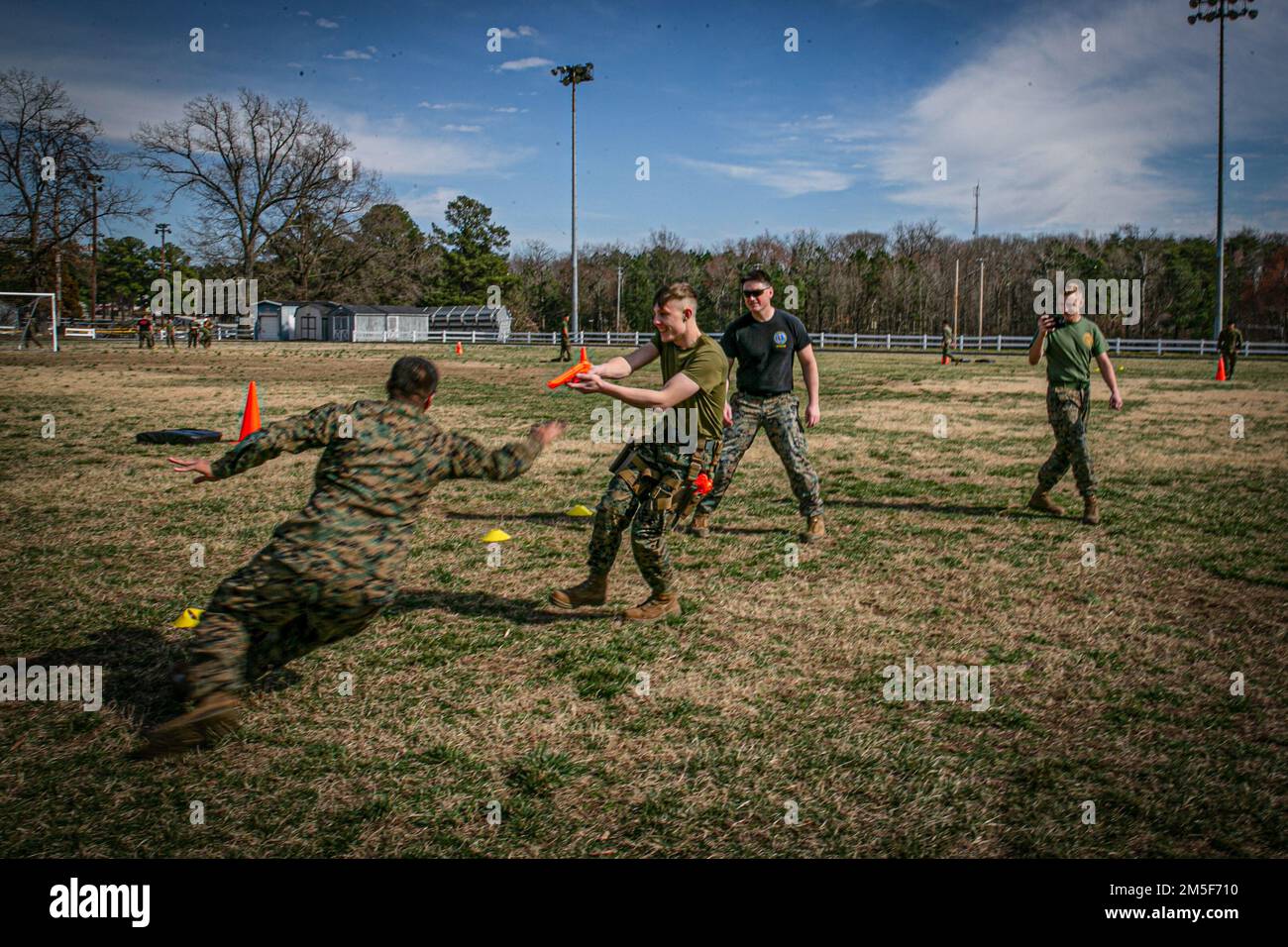 Indian Head - USA Marines der Chemical Biological Incident Response Force (CBIRF) führen Schulungen durch, während sie am 10. März 2022 in der Naval Support Facility Indian Head, Maryland, mit Oleoresin Capsaicin besprüht werden. Der O.C. Kurs lehrt CBIRF Marines, die Mission richtig zu beenden, während Bieng sich ihrer Umgebung in unkontrollierten Feldumgebungen bewusst ist. Stockfoto