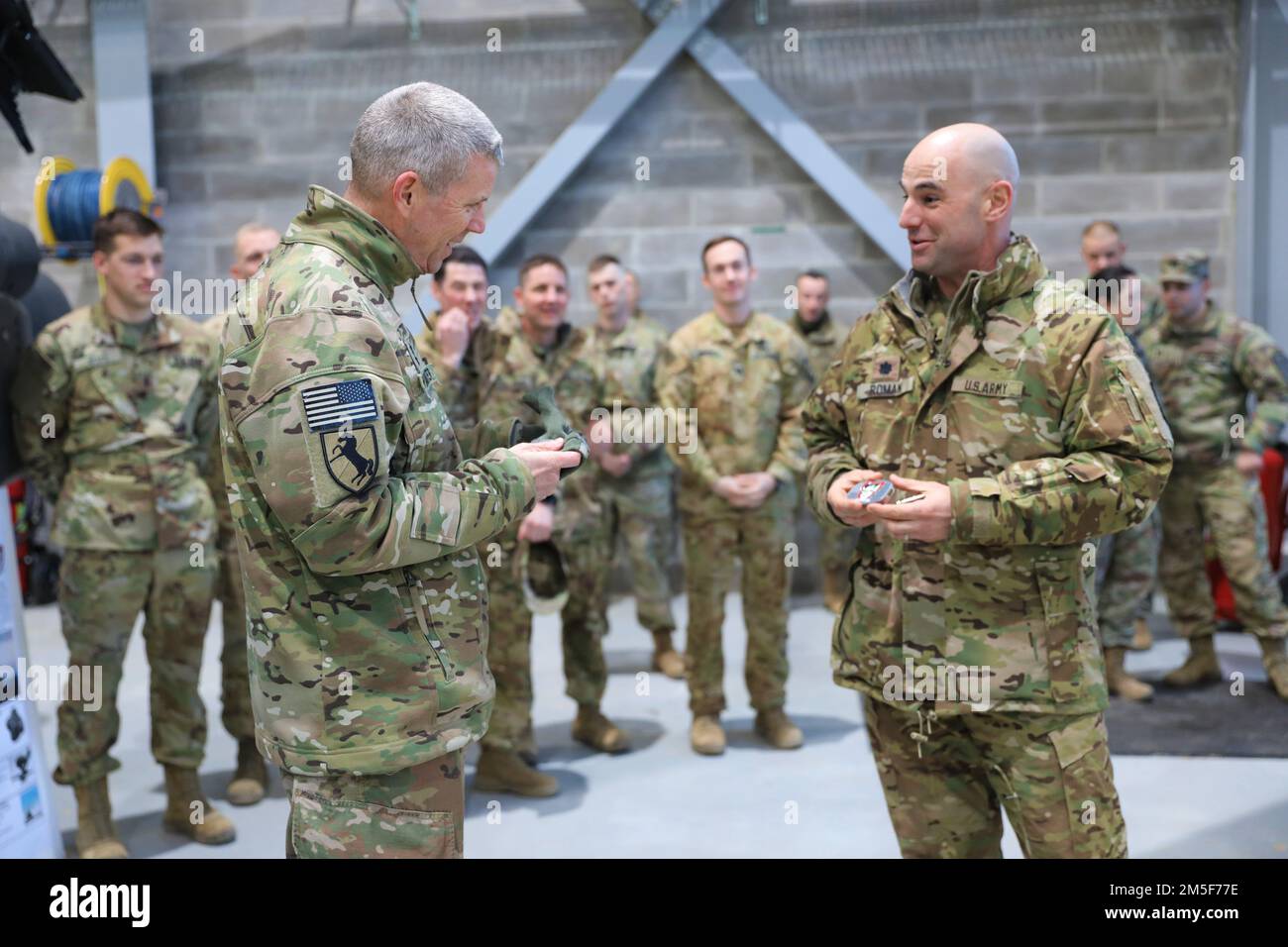 Generalmajor Jeffery Broadwater, Stellvertretender General des V-Corps, erhielt eine Gürtelschnalle des 1-3.-Attack-Bataillons von Oberstleutnant David Roman, Kommandant des 1-3.-Attack-Bataillons, während eines Besuchs auf dem Luftwaffenstützpunkt Lielvārde am 10. März 2022. Broadwater traf sich mit der Einheit und würdigte die Arbeit, die das Bataillon während der Übung Saber Strike 22 und Crystal Arrow geleistet hat. Das 1.-3. Angriffsbataillon kam aus Deutschland nach Lettland, um Saber Strike zu üben, um unsere NATO-Verbündeten zu beruhigen, potenzielle Aggressionen gegen NATO-Mitgliedsstaaten abzuschrecken und mit den Truppen der Gastländer zu trainieren. Stockfoto