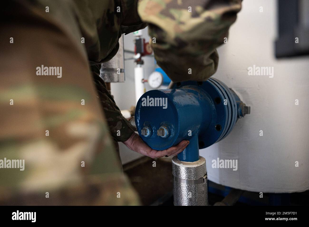 USA Air Force Airman 1. Class Ryan Mathews, ein Lehrling für Bauingenieurwesen, Heizen, Lüften, Klimatisieren und Kühlen (HVAC/R) aus dem Jahr 354., entfernt eine Hülle aus einem Wärmetauscher auf dem Luftwaffenstützpunkt Eielson, Alaska, 11. März 2022. HLK/R-Spezialisten sind für die Installation, Wartung und Reparatur verschiedener HLK/R-Systeme verantwortlich, die für den Betrieb in verschiedenen Klimazonen auf der ganzen Welt erforderlich sind. Stockfoto