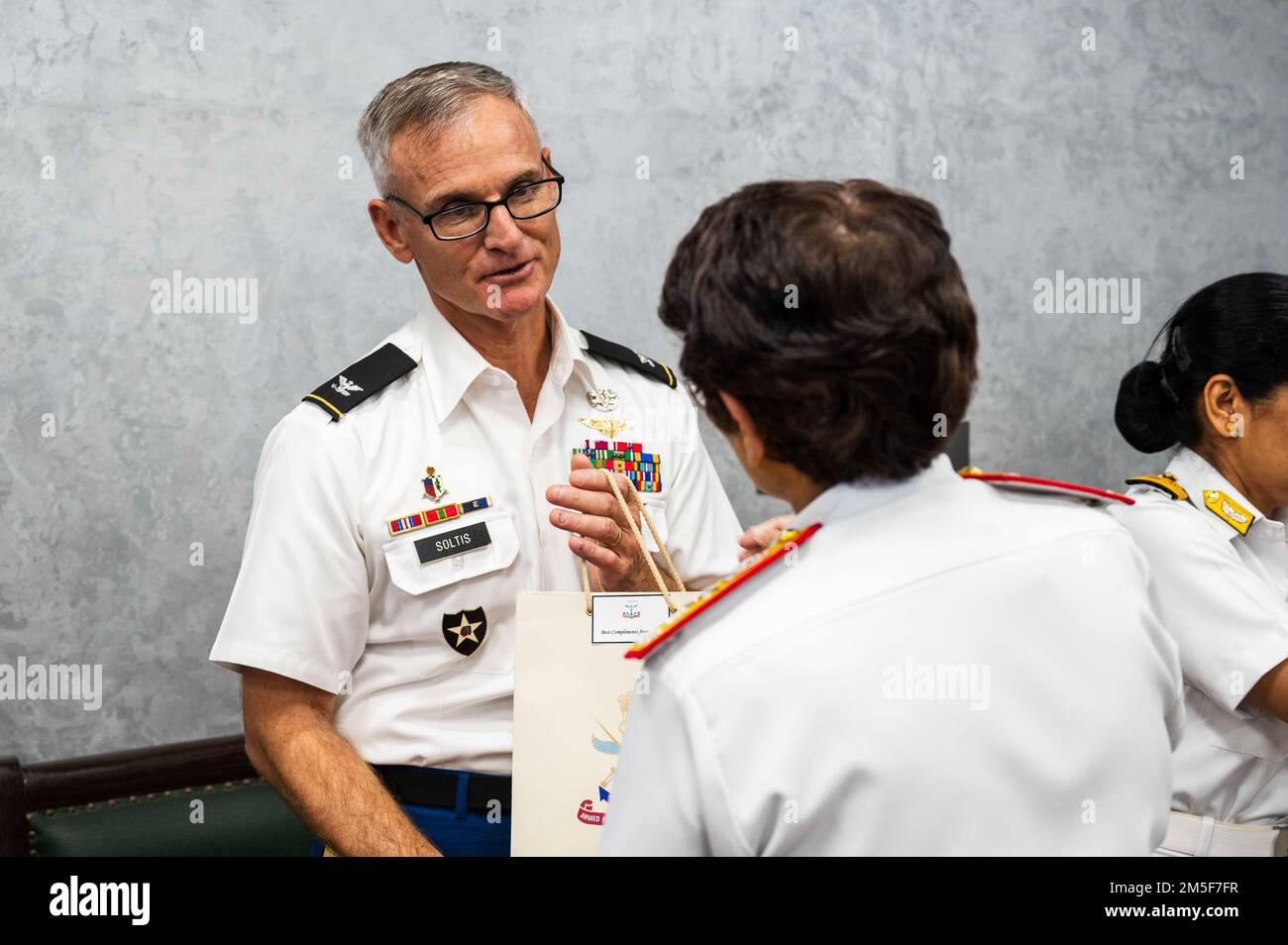 220310-N-XC372-3069 NEW DELHI (10. März 2022) Surg V ADM Sheila S. Mossi, Generaldirektor der Organisation und des Personals der Streitkräfte Medical Services, Right, präsentiert Oberst Christopher Soltis, Direktor des Tripler Army Medical Center Human Research Protection Office, Ein Geschenk während der Abschlusszeremonie des Indo-Pacific Military Health Exchange 2021-22. IPMHE 2021-22 ist eine multilaterale, führende militärisch-medizinische Veranstaltung, die von Indiens Armed Forces Medical Services und den USA gemeinsam ausgerichtet wird Indo-Pacific Command, wo Gesundheitsexperten mit unterschiedlichem Hintergrund zusammenarbeiten, um Beziehungen und sh zu entwickeln Stockfoto