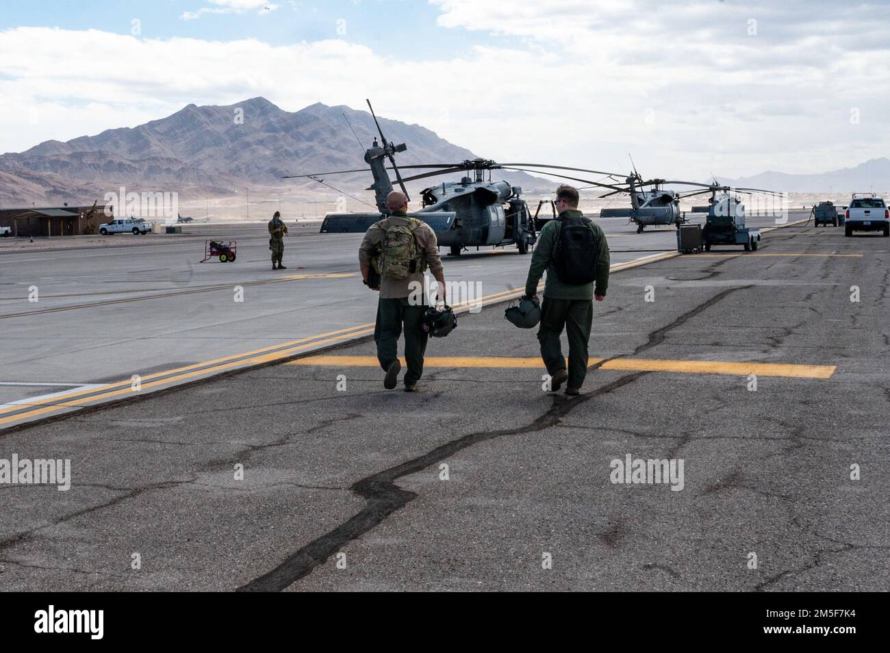 Die Luftwaffe gehen zu einem HH-60 Pave Hawk, der der 55. Rettungsschwadron zugeteilt wurde, als Vorbereitung für eine Kampfsuche und -Rettung während Red Flag-Nellis 22-2 am Nellis Air Force Base, Nevada, 10. März 2022. Red Flag-Nellis 22-2 bietet realistisches Kampftraining, das Leben rettet und gleichzeitig die Kampfeffektivität steigert. Stockfoto