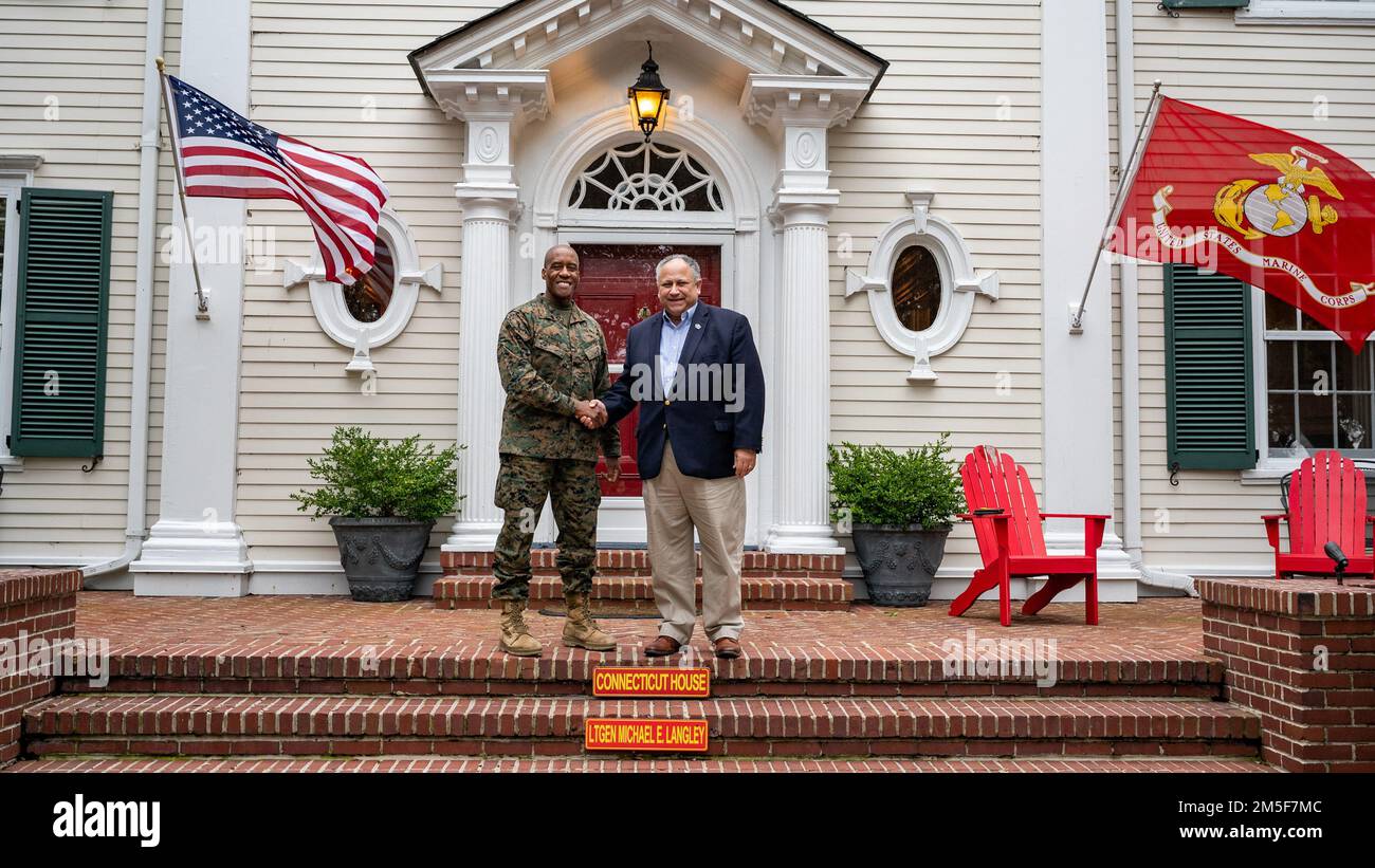 NORFOLK, VA (10. März 2022) — Marineminister Carlos Del Toro besucht Generalleutnant Michael E. Langley, Befehlshaber der Flotteneinsatzkräfte Atlantik und Befehlshaber der Marine-Streitkräfte und des Marine-Streitkräfte-Kommandos Nord, während eines Besuchs in Norfolk, Virginia, am 10. März 2022. Sekretärin Del Toro ist in Norfolk, um die hundertjährige Reise der Flugzeugträger der Marine zu feiern und während des Women's History Month einen Rundtisch mit ranghohen Matrosen zu veranstalten. Stockfoto