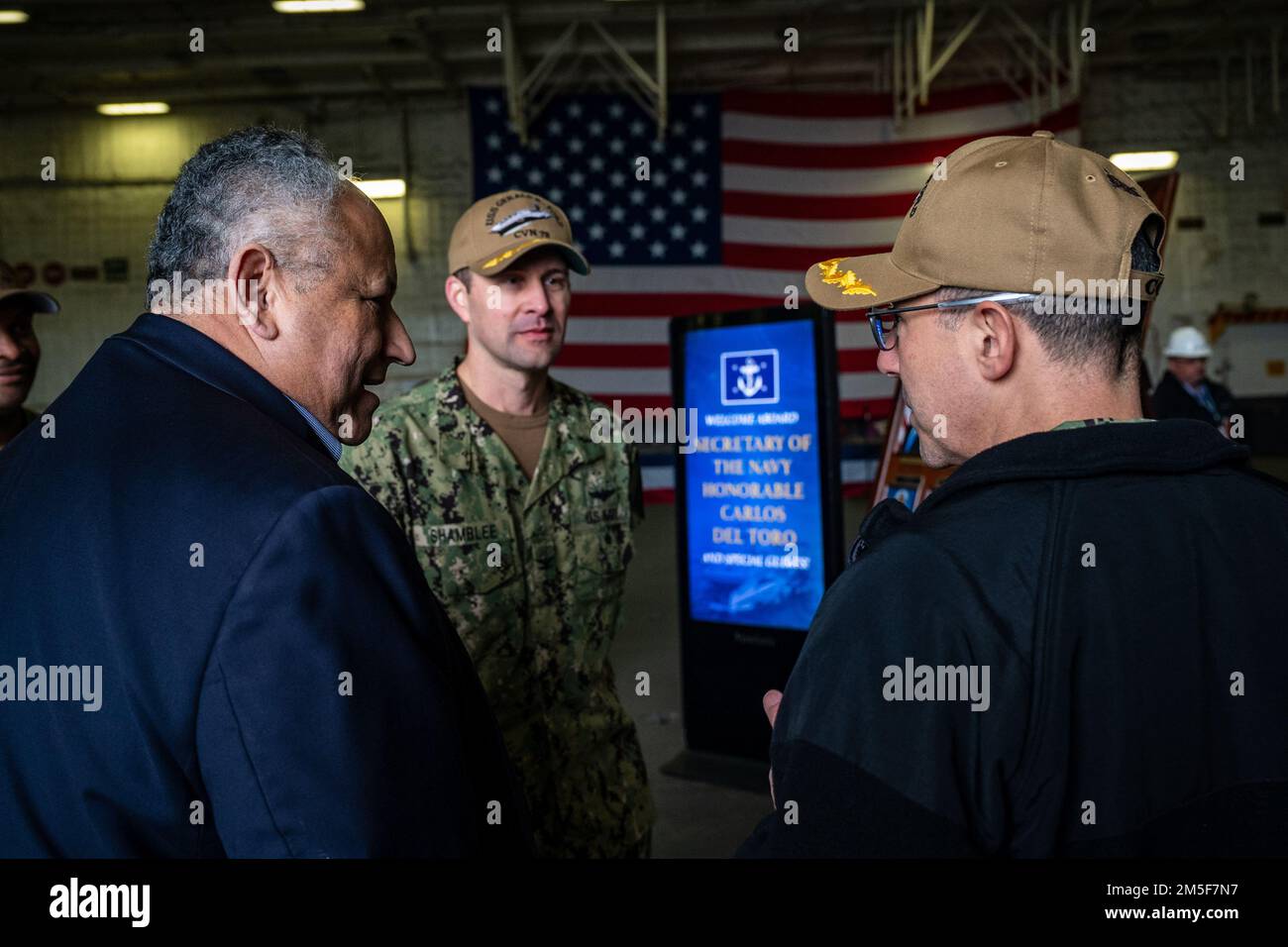 NORFOLK, VA (10. März 2022) — der Sekretär der Marine Carlos Del Toro wird von Kapitän Paul Lanzilotta, rechts, befehlshabender Offizier des Flugzeugträgers USS Gerald R. Ford (CVN 78), während eines Schiffsbesuchs am 10. März 2022 begrüßt. Sekretärin Del Toro ist in Norfolk, um 100. die Flugzeugträger der Marine zu feiern und während des Women's History Month einen Rundtisch mit hochrangigen weiblichen Führern zu veranstalten. Stockfoto