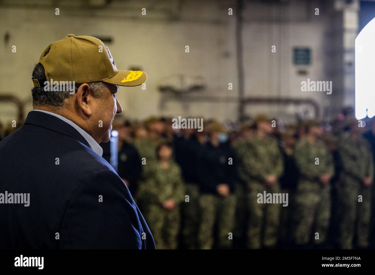 NORFOLK, VA (10. März 2022) — der Sekretär der Marine Carlos Del Toro bereitet sich auf ein Gespräch mit der Besatzung des Flugzeugträgers der Ford-Klasse USS Gerald R. Ford (CVN 78) während eines Schiffsbesuchs am 10. März 2022 vor. Sekretärin Del Toro ist in Norfolk, um 100. die Flugzeugträger der Marine zu feiern und während des Women's History Month einen Rundtisch mit hochrangigen weiblichen Führern zu veranstalten. Stockfoto