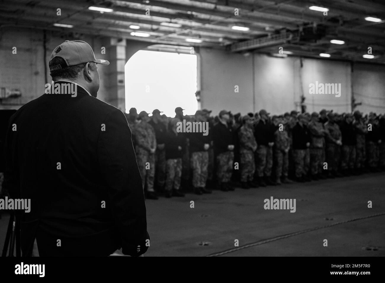 NORFOLK, VA (10. März 2022) — der Sekretär der Marine Carlos Del Toro bereitet sich auf ein Gespräch mit der Besatzung des Flugzeugträgers der Ford-Klasse USS Gerald R. Ford (CVN 78) während eines Schiffsbesuchs am 10. März 2022 vor. Sekretärin Del Toro ist in Norfolk, um 100. die Flugzeugträger der Marine zu feiern und während des Women's History Month einen Rundtisch mit hochrangigen weiblichen Führern zu veranstalten. Stockfoto