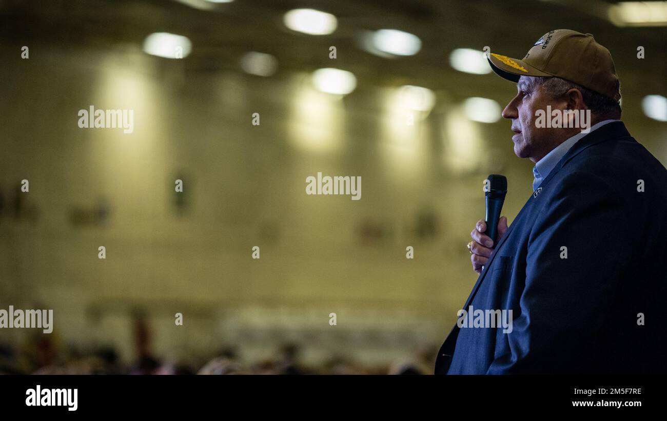 NORFOLK, VA (10. März 2022) — der Sekretär der Marine Carlos Del Toro spricht während eines Schiffsbesuchs am 10. März 2022 vor der Besatzung des Flugzeugträgers der Ford-Klasse USS Gerald R. Ford (CVN 78). Sekretärin Del Toro ist in Norfolk, um 100. die Flugzeugträger der Marine zu feiern und während des Women's History Month einen Rundtisch mit hochrangigen weiblichen Führern zu veranstalten. Stockfoto
