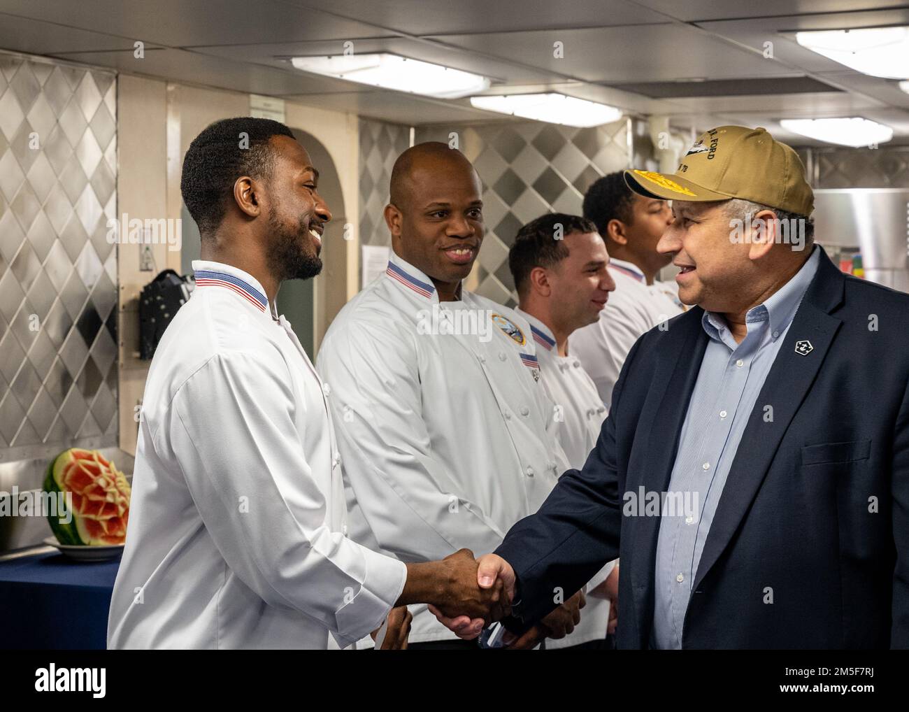 NORFOLK, VA (10. März 2022) — der Sekretär der Marine Carlos Del Toro begrüßt kulinarische Spezialisten, die dem Flugzeugträger der Ford-Klasse USS Gerald R. Ford (CVN 78) während eines Schiffsbesuchs am 10. März 2022 zugeteilt wurden. Sekretärin Del Toro ist in Norfolk, um 100. die Flugzeugträger der Marine zu feiern und während des Women's History Month einen Rundtisch mit hochrangigen weiblichen Führern zu veranstalten. Stockfoto