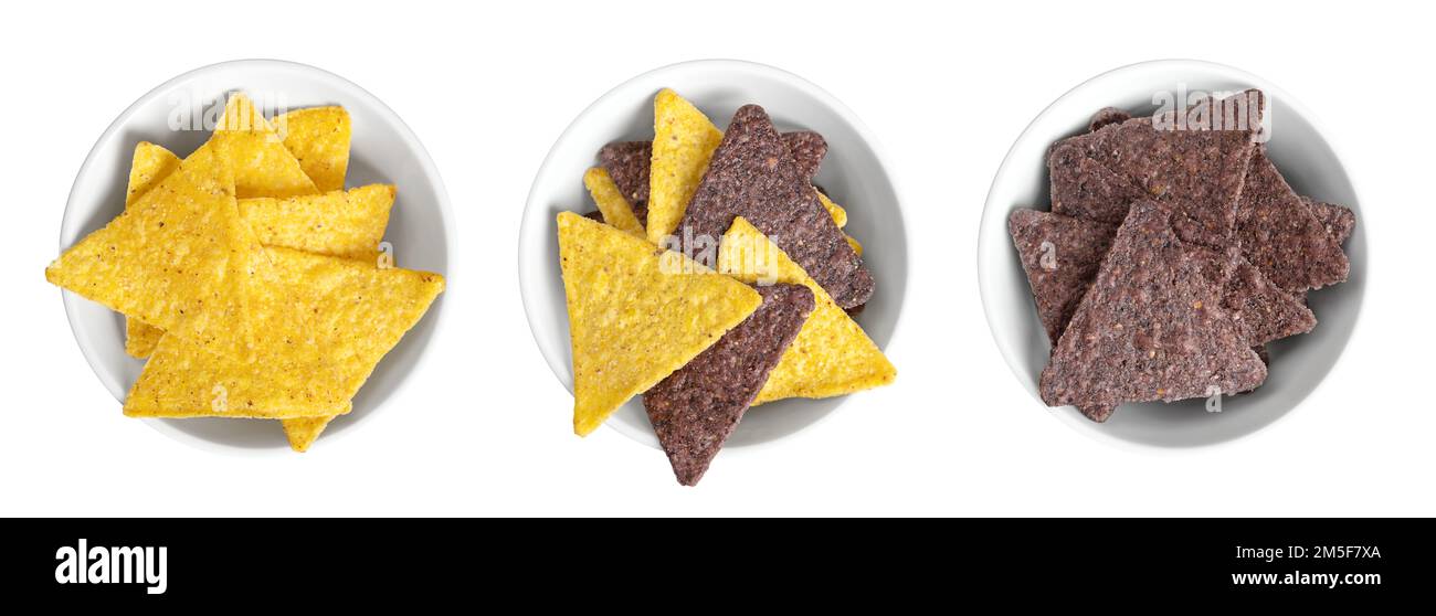 Gelbe, gemischte und blaue Tortilla-Chips in weißen Schüsseln. Snack-Essen aus Maistortillas. Dreieckige Keile, in Öl gebraten und leicht gesalzen. Stockfoto