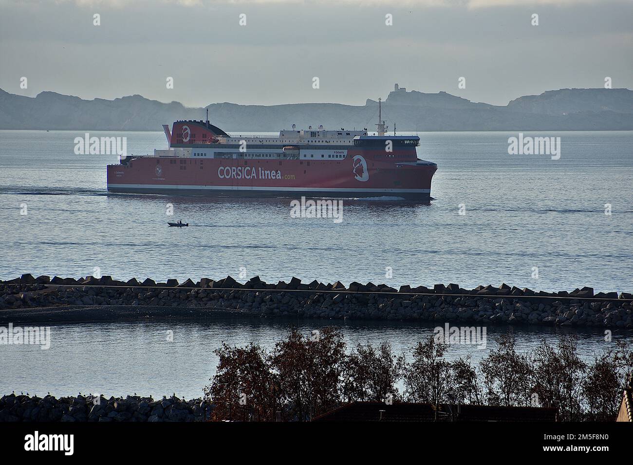 Marseille, Frankreich. 28. Dezember 2022. Das Passagierschiff Galeotta trifft nach einem Seeversuch im französischen Mittelmeerhafen Marseille ein. Mit einem Mischantrieb, Heizöl und Flüssigerdgas (LNG) wird es am 8. Januar 2023 seine erste Kreuzung zwischen Marseille und Ajaccio antreten. (Kreditbild: © Gerard Bottino/SOPA Bilder über ZUMA Press Wire) Stockfoto