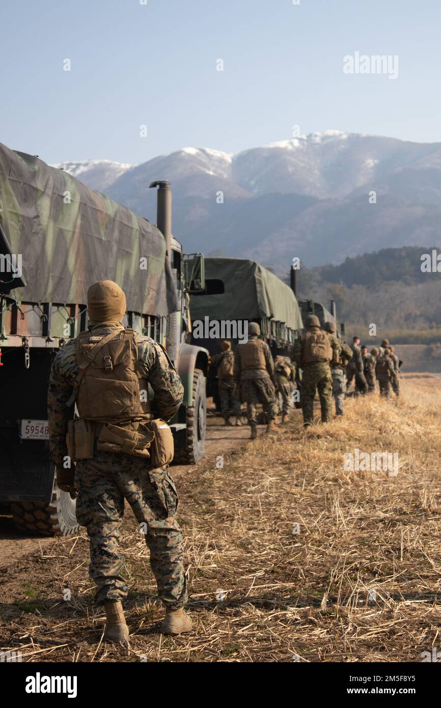 USA Marines mit der Marine Wing Support Squadron (MWSS) 171 und Marine Air Control Squadron (MACS) 4 erreichen einen Maschinengewehrstand im Japan Ground Self-Defense Force Camp Nihonbara, Japan, 10. März 2022. Marines und Matrosen mit MWSS-171 und MACS-4 nahmen an der Übung Tanuki Wrath 2022 Teil, um ihre Fähigkeiten beim Aufbau einer vorwärtsgerichteten Operationsbasis, beim Aufbau einer nach vorn gerichteten Bewaffnungs- und Tankstelle und bei der Durchführung von Feuerwaffentrainings zu verbessern. Stockfoto