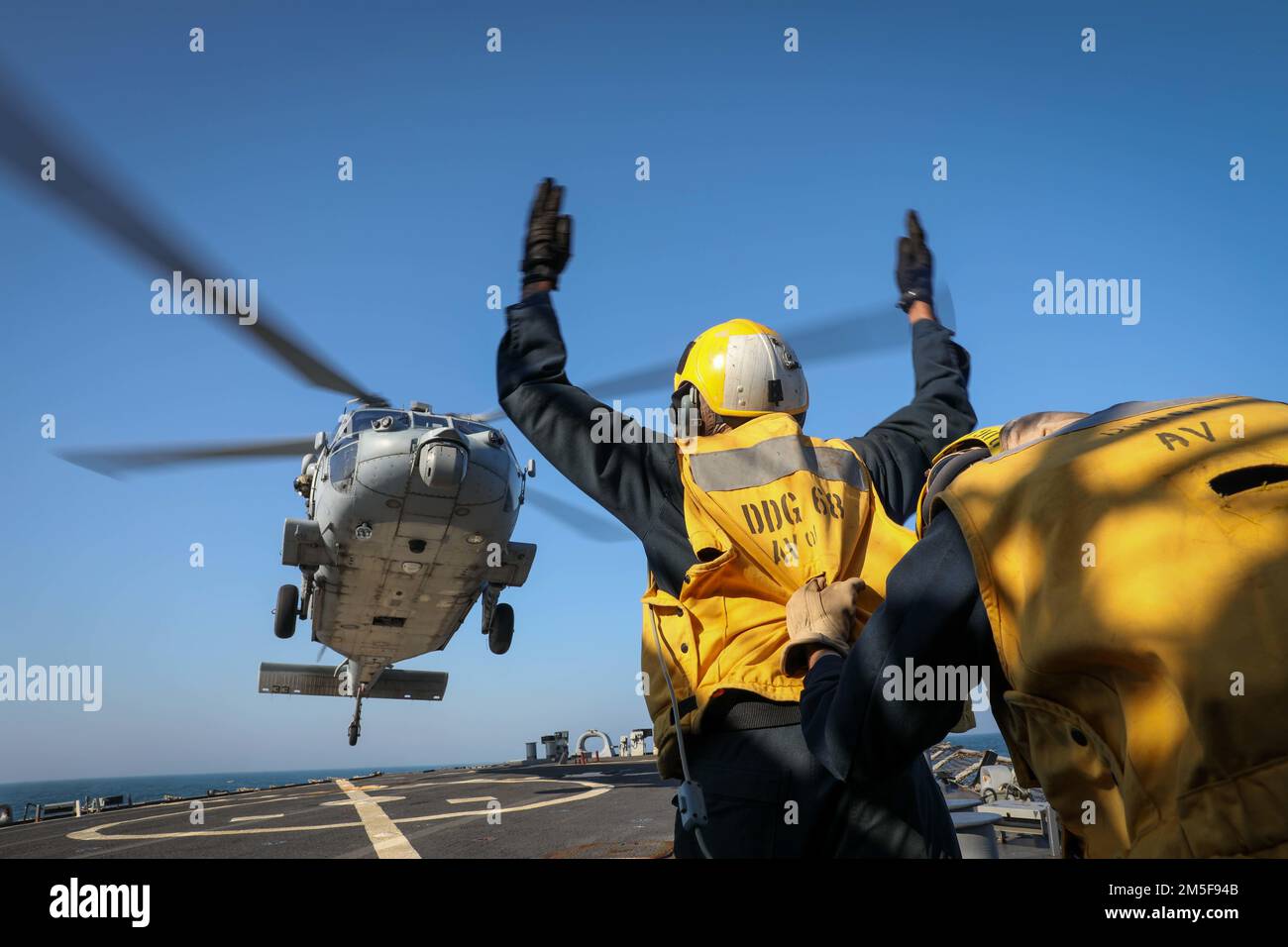220309-N-EM691-1003 ATLANTIK (10. März 2022) – Seeleute, die der Arleigh-Burke-Klasse-Guided-Missile Destroyer USS The Sullivans (DDG 68) zugeteilt wurden, nehmen am Flugbetrieb Teil, März 10. Die Sullivans werden in das europäische Operationstheater entsandt und nehmen an einer Reihe von maritimen Aktivitäten zur Unterstützung der USA Teil Sechste Flotte und NATO-Alliierten. Stockfoto