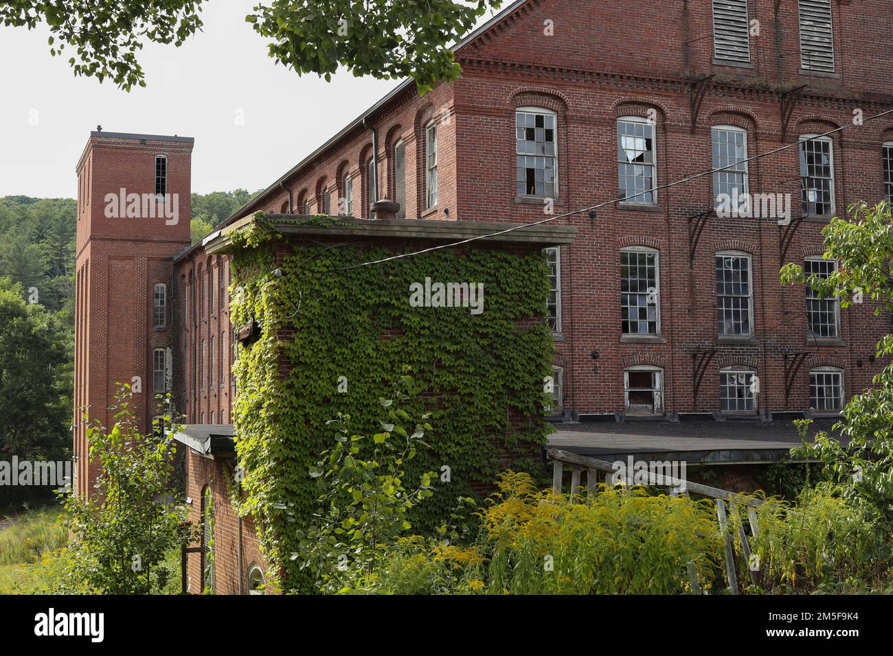 Im Jahr 1860-1864 baute die George Gilbert Manufacturing Company vier inzwischen stillgelegte Textilfabriken entlang des Ware River in Central Massachusetts Stockfoto