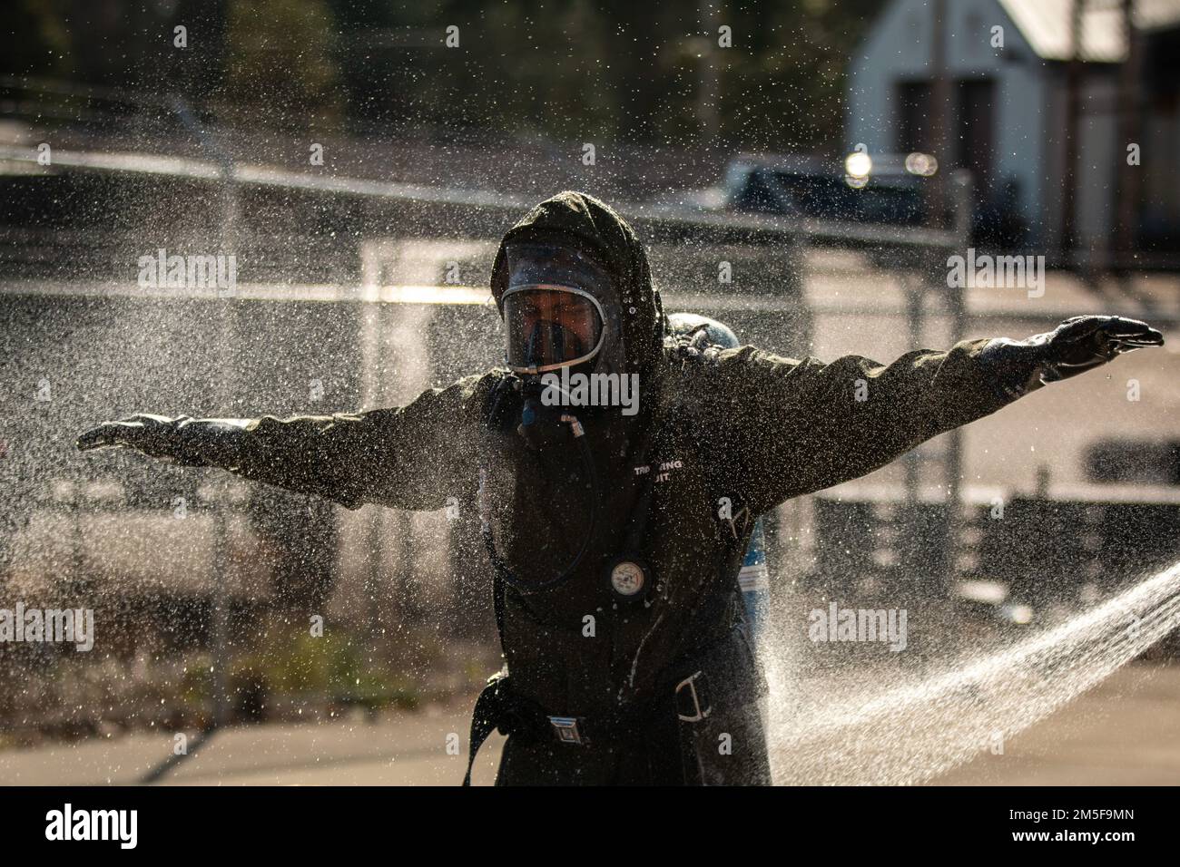 US-Soldaten mit 1. Squadron, 303. Kavallerieregiment, 96. Truppenkommando, Washington National Guard, führen Dekontaminationsverfahren während eines chemischen, biologischen, radiologischen und nuklearen First-Responder-Kurses auf Lager Murray, Washington, 10. März 2022 durch. Der Kurs erzwang die Fähigkeiten, die für die Reaktion auf einen großen CBRN-Unfall/Zwischenfall erforderlich waren, als Teil der Heimatschutztruppe von 10.. Die HRF 10. ist eine auf Regionen ausgerichtete, mehrkomponentige Einheit, die aus Mitgliedern des Truppenkommandos von 96. und des Lufttankflügels von 141. besteht, die auf natürliche, von Menschen gemachte oder Terror reagiert Stockfoto