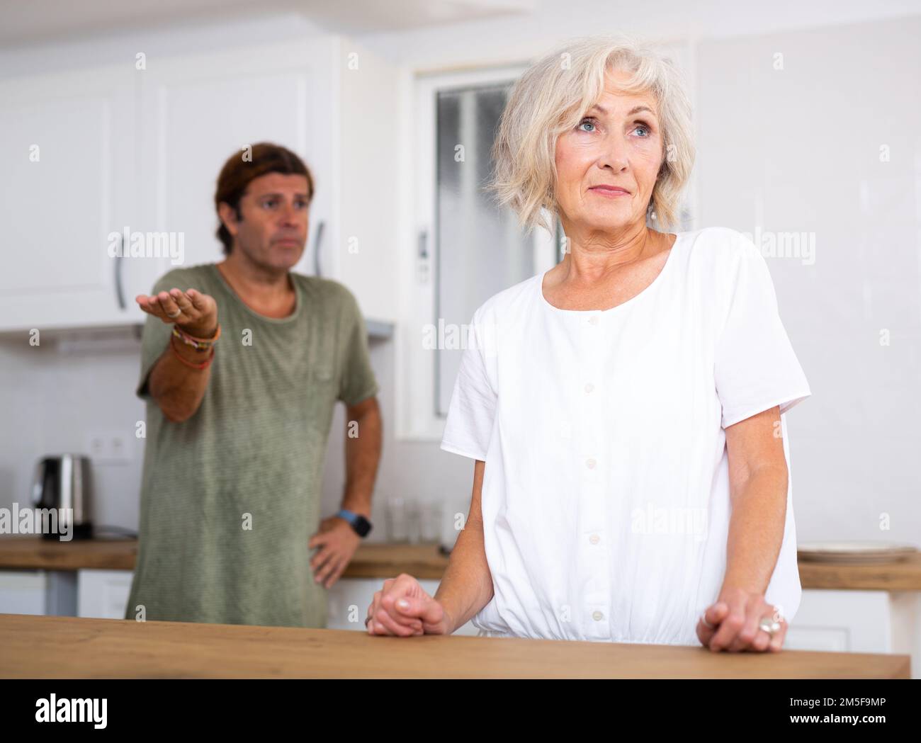 Reife Ehefrau spricht nicht nach Unstimmigkeiten mit dem Mann dahinter  Stockfotografie - Alamy